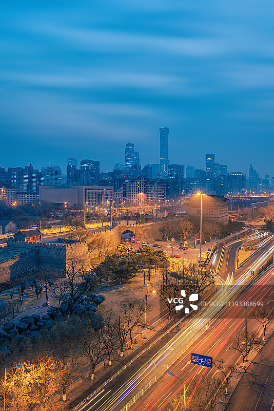 北京通过崇文门看北京中信大厦图片素材