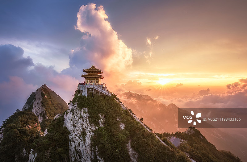 河南洛阳栾川老君山金殿玉皇顶日落云海图片素材