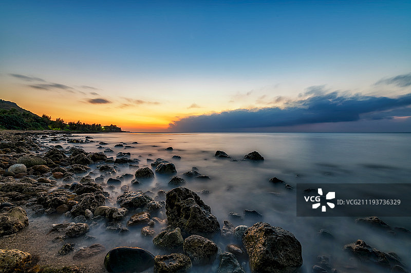 台湾南部屏东县恒春镇后湾海滩日落时分风光图片素材
