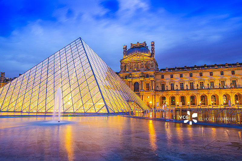 法国巴黎罗浮宫图片素材