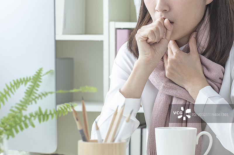 感冒的办公女性图片素材