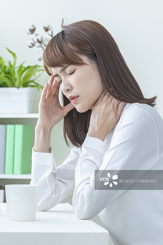 办公女性头痛图片素材