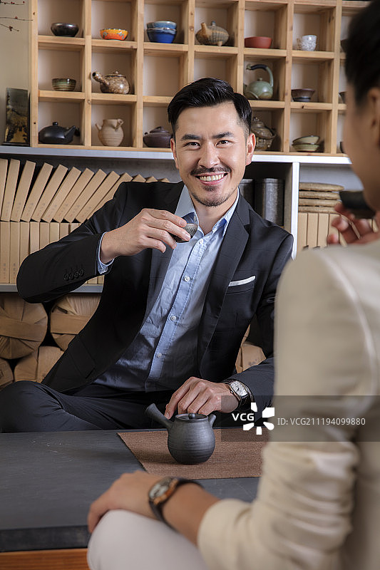 商务人士在茶馆喝茶图片素材