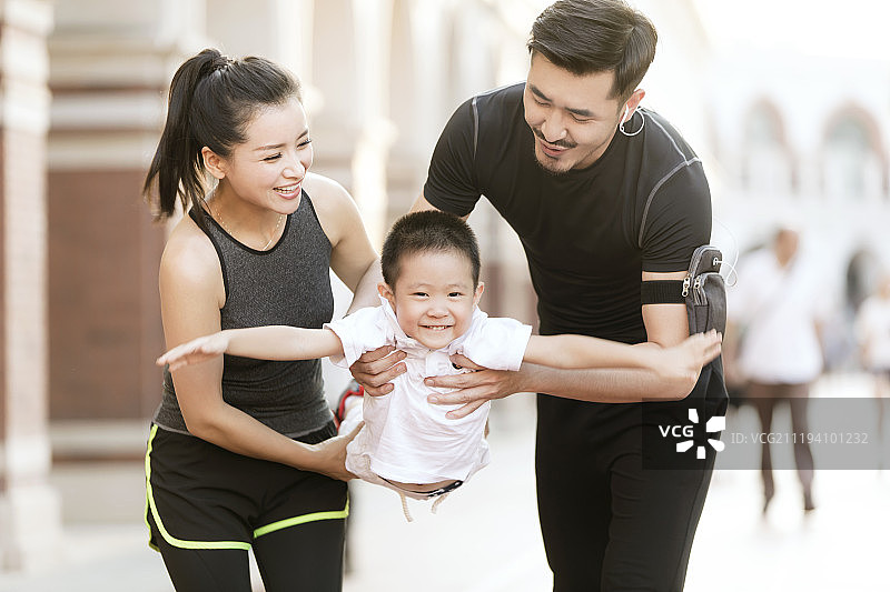 欢乐的一家三口图片素材