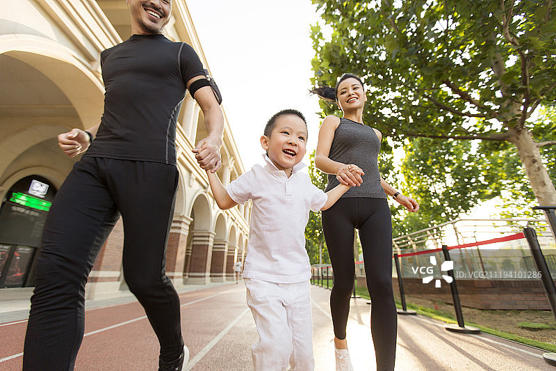 欢乐的一家三口图片素材