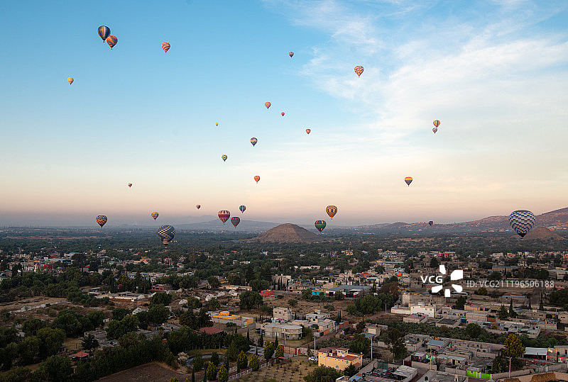 热气球俯瞰特奥蒂瓦坎日月金字塔teotihuacan图片素材
