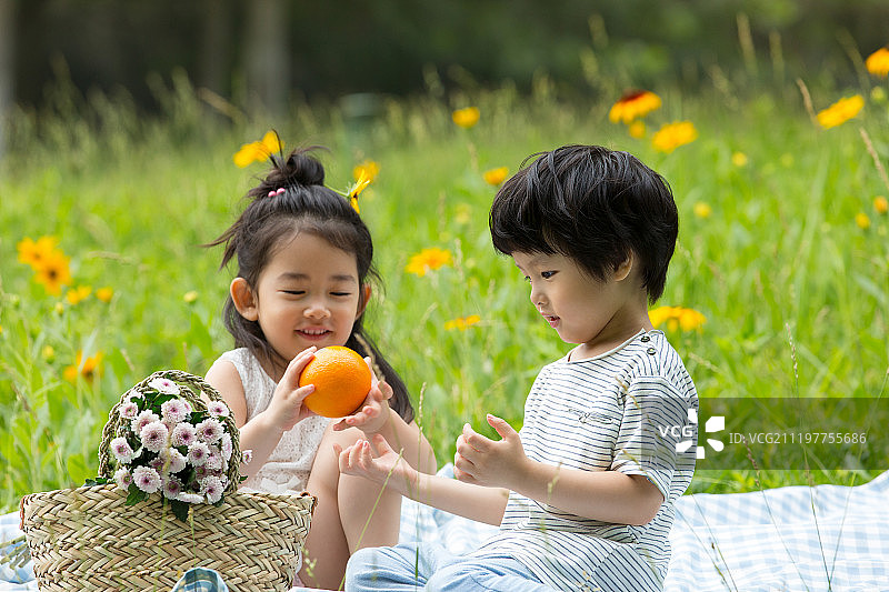 两个可爱的孩子在户外郊游图片素材