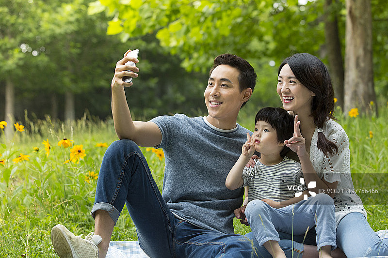 一家三口在户外郊游图片素材