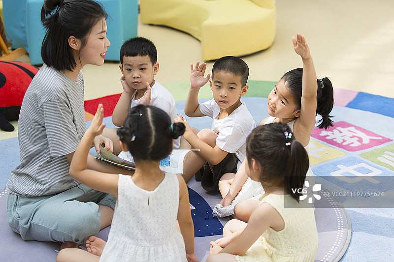 幼儿园的老师给孩子们讲故事图片素材