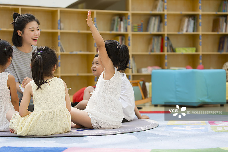 幼儿园的老师和孩子们正在上课图片素材