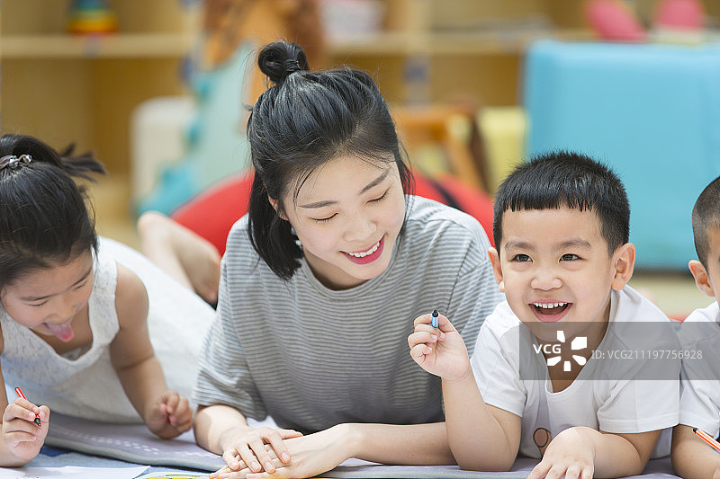 老师和孩子们在幼儿园画画图片素材