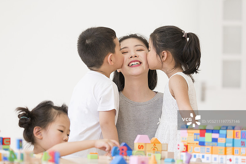 幼儿园的老师和孩子们图片素材