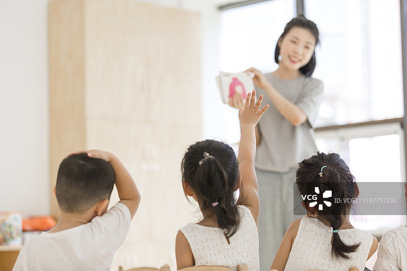 幼儿园的老师和孩子们在上课学习图片素材