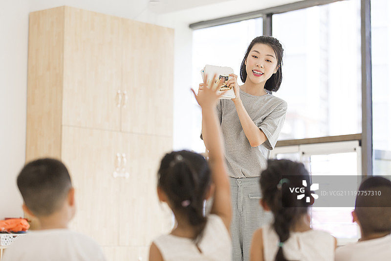 幼儿园的老师和孩子们在上课学习图片素材