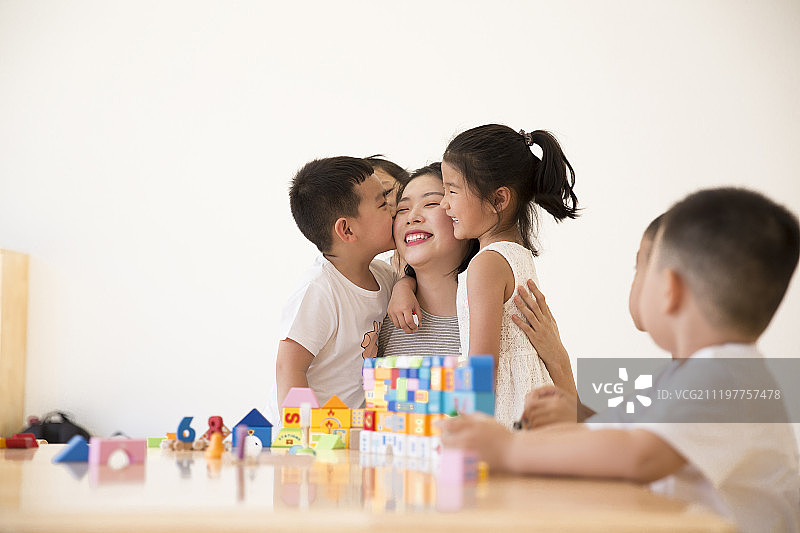 老师和孩子们在幼儿园里亲昵嬉戏图片素材