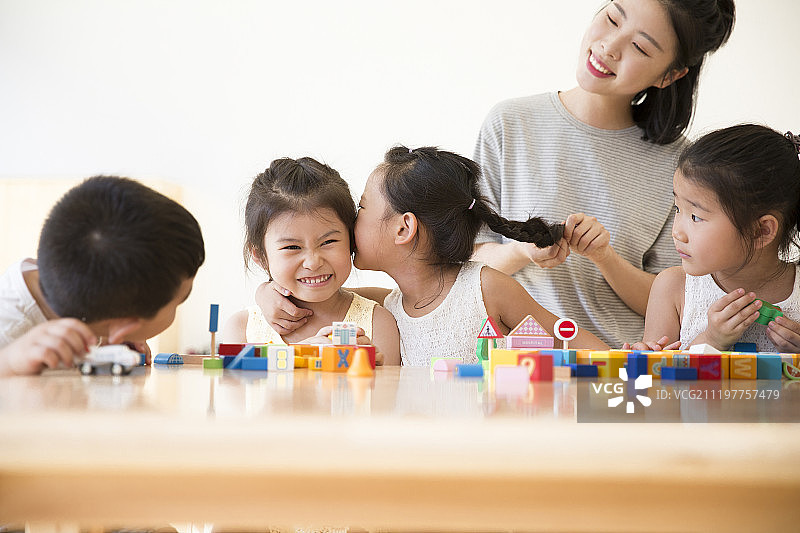 幼儿园的老师和孩子们在玩积木图片素材