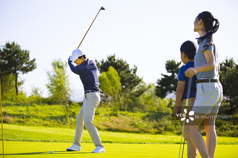 快乐一家人户外打高尔夫球图片素材