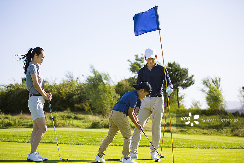 一家三口户外打高尔夫球图片素材