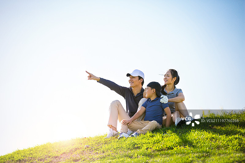 快乐一家三口高尔夫球场休息图片素材