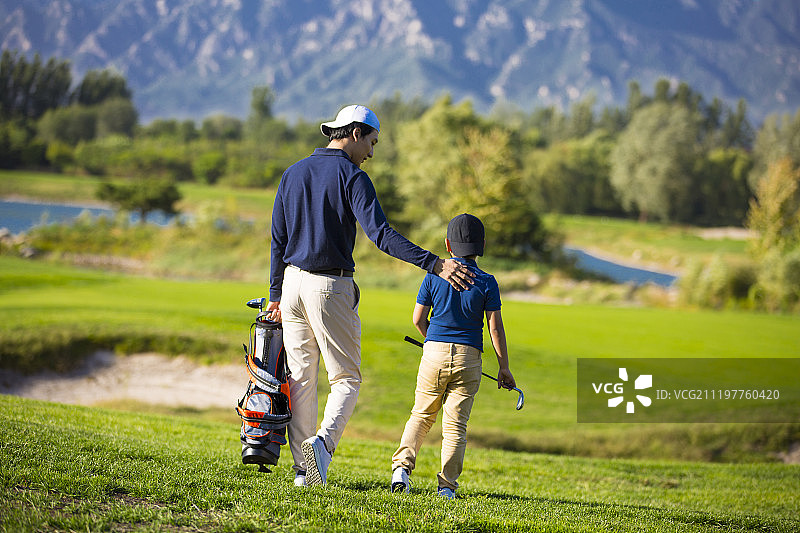 快乐父子户外打高尔夫球图片素材