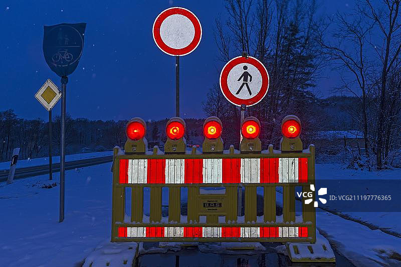 黄昏时分巴伐利亚的冬季照明雪障，德国，欧洲图片素材