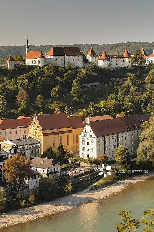 德国巴伐利亚州博格豪森城堡和萨尔察赫河景观图片素材