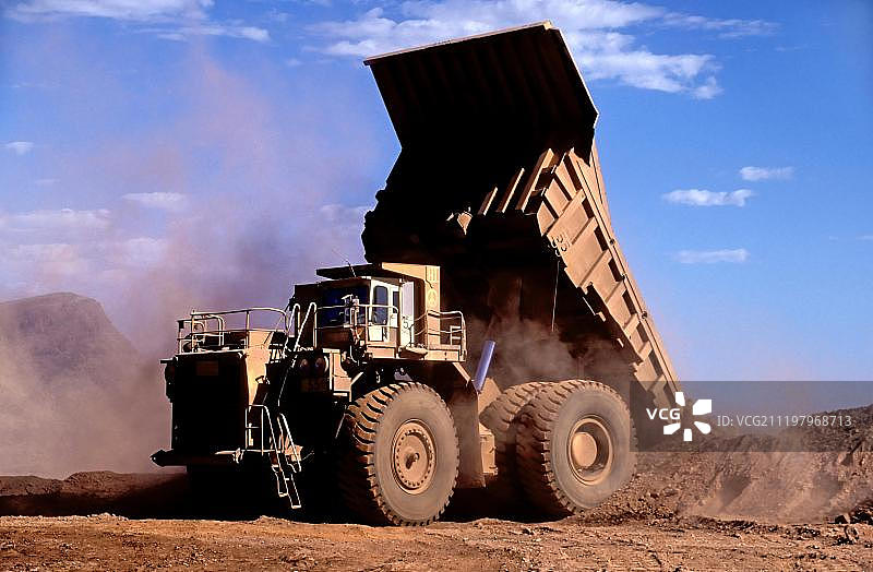 哈默斯利铁矿的矿用自卸卡车，西澳大利亚皮尔巴拉地区图片素材