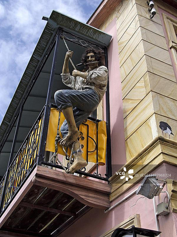 德国叙尔特岛弗尔岛维克镇：海盗手持刀攀绳雕塑图片素材