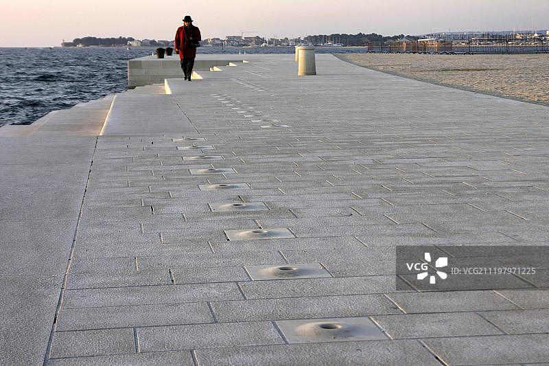 克罗地亚扎达尔海边的海风琴木板路图片素材