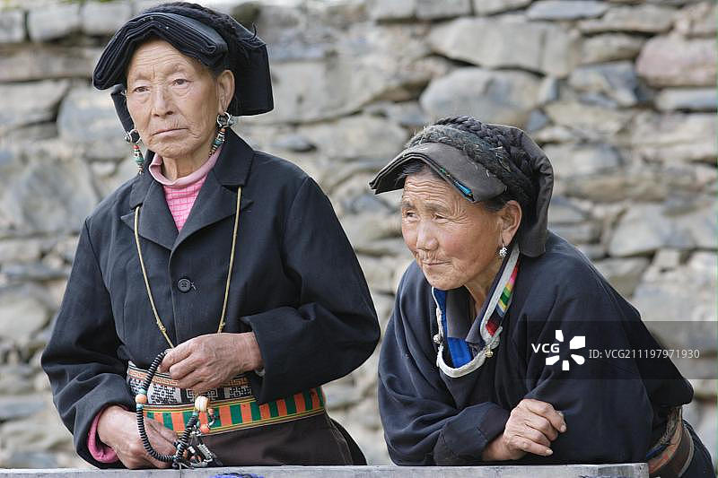 中国四川卓克基嘉绒藏族妇女图片素材