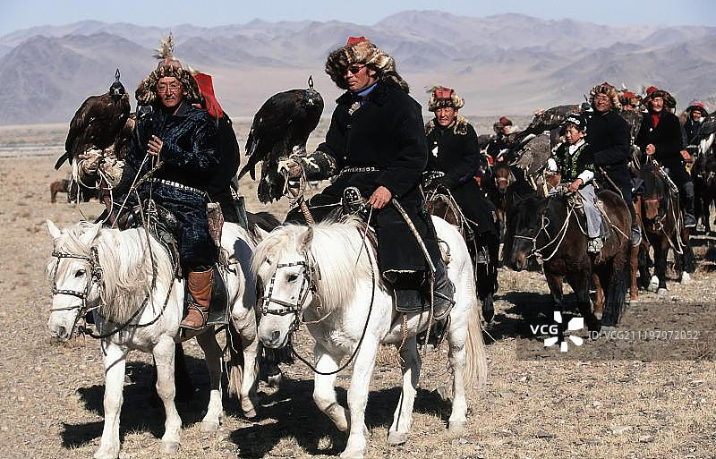 前往金雕节的哈萨克猎鹰人，巴彦乌列盖，阿尔泰山脉，蒙古，亚洲图片素材