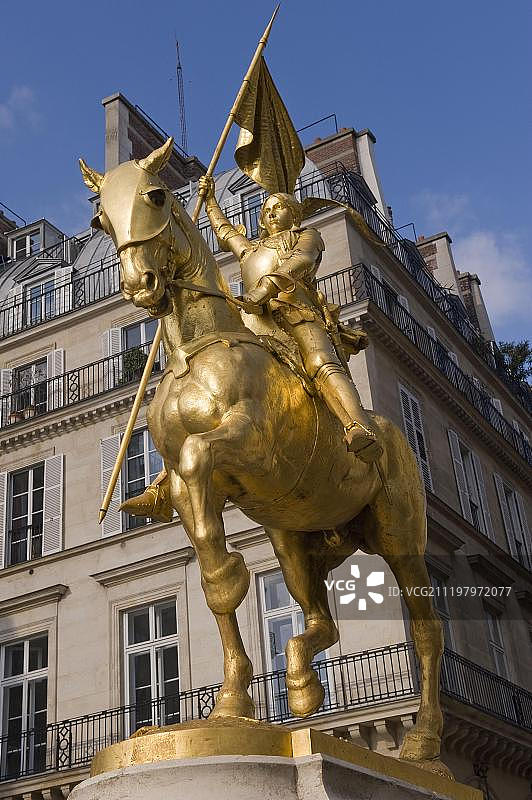 法国巴黎里沃利街的圣女贞德雕像图片素材