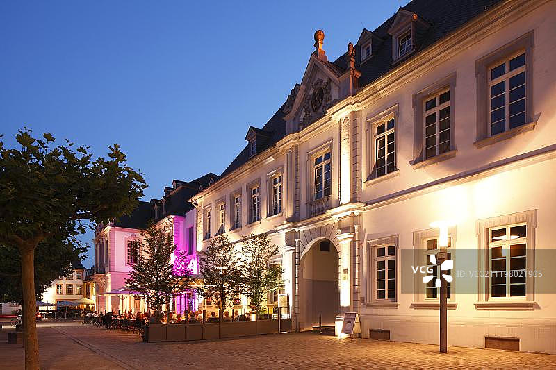 黄昏时分位于Domfreihof的瓦尔德多夫宫，特里尔，莱茵兰-普法尔茨，德国，欧洲图片素材