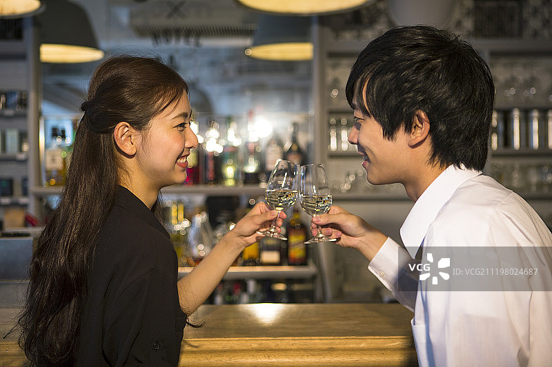 年轻夫妇在酒吧喝酒图片素材