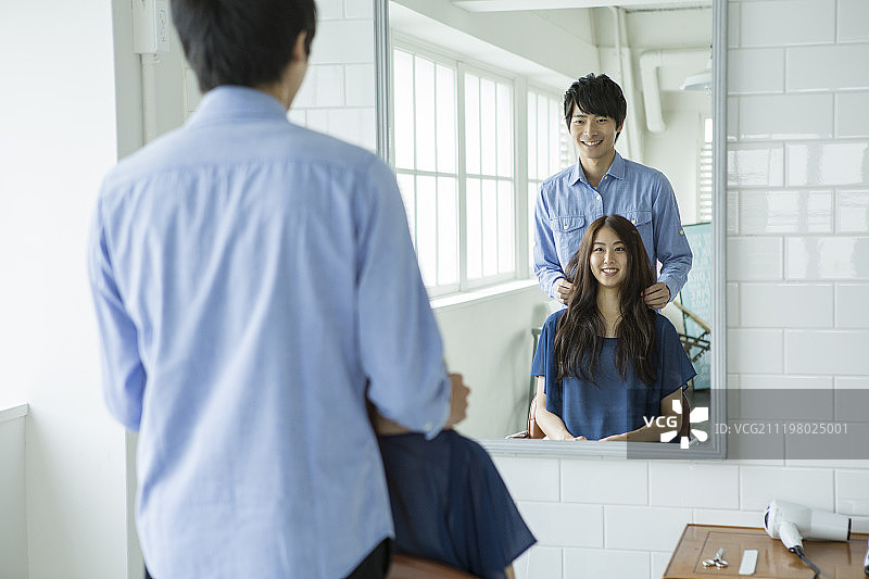 理发师与顾客交谈图片素材