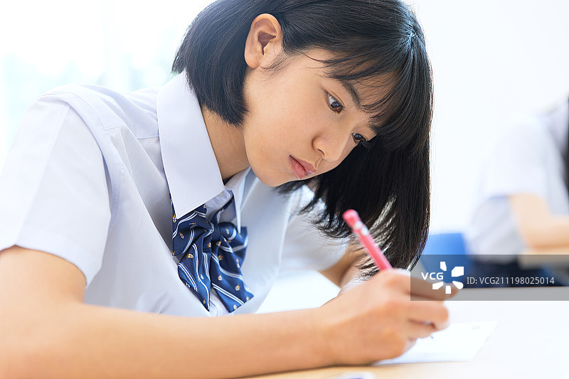 教室里的高中女生图片素材