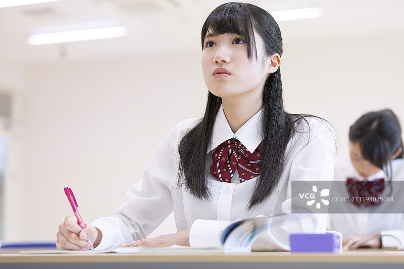 教室里的高中女生图片素材