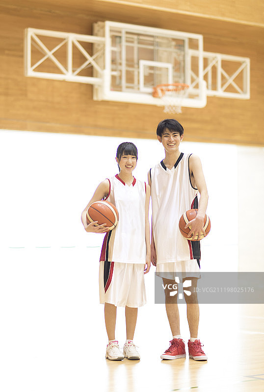 高中生拿着篮球微笑图片素材