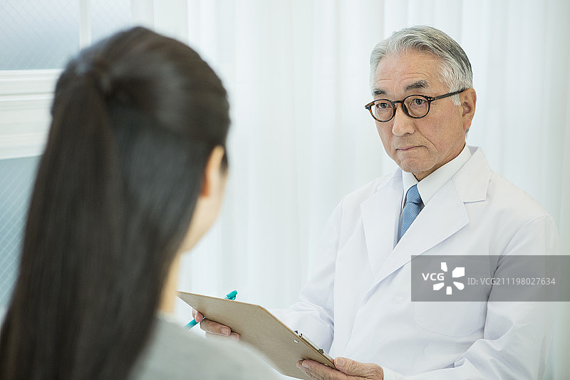 年长的男人医生穿着白大褂图片素材