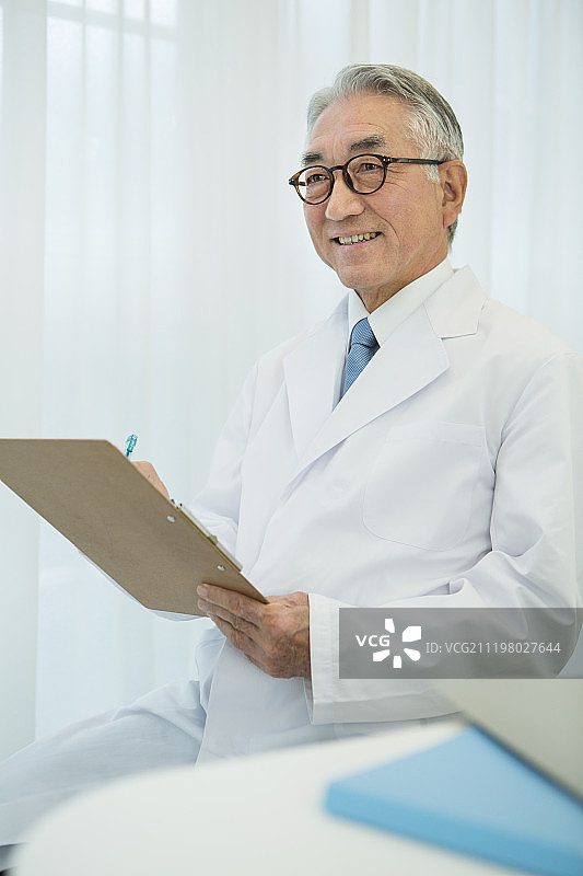 年长的男人医生穿着白大褂图片素材
