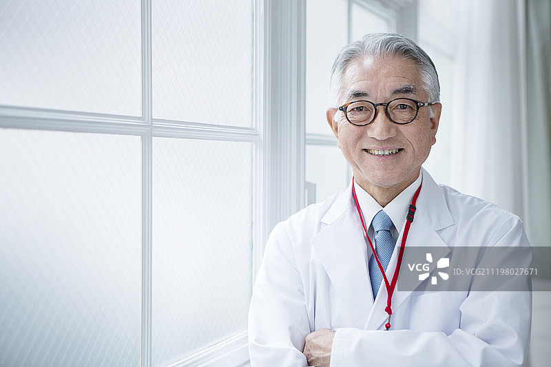 穿着白色外套的年长男人图片素材