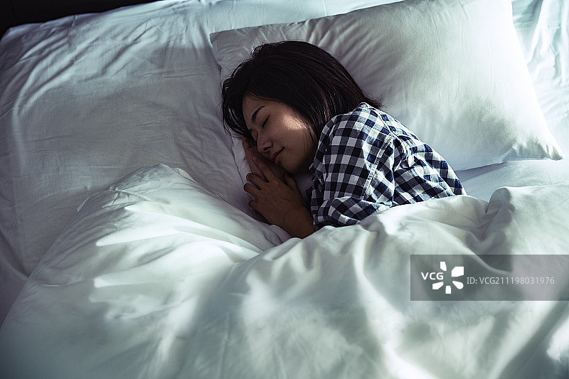 年轻女子睡在床上图片素材
