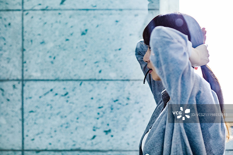 年轻女人在镜子前整理头发图片素材