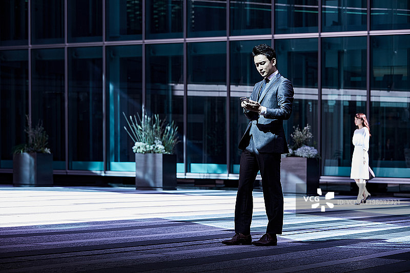商人使用智能手机图片素材