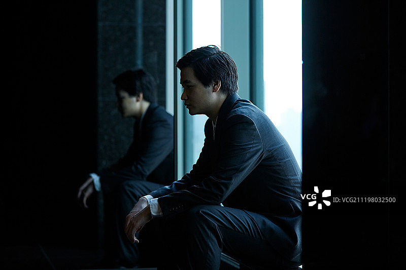 思考中的商人图片素材