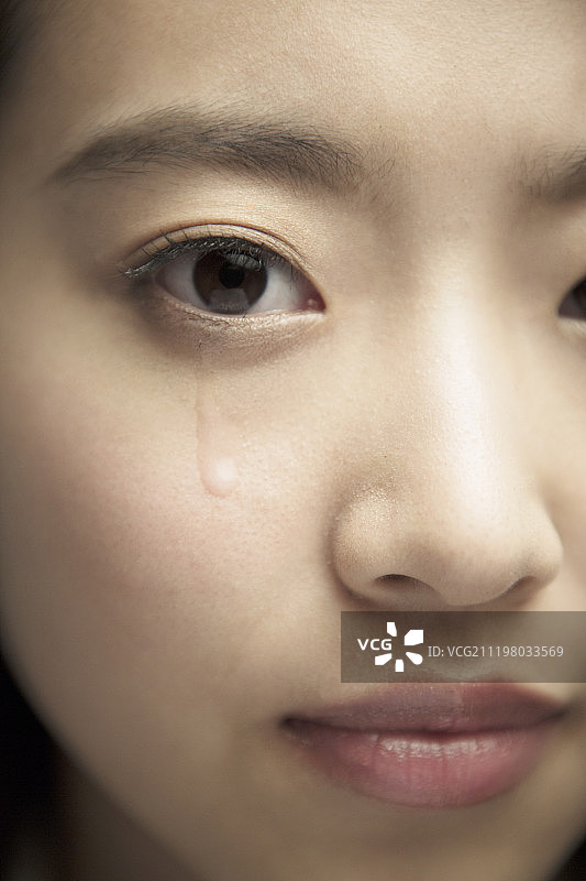 年轻女人在哭泣图片素材