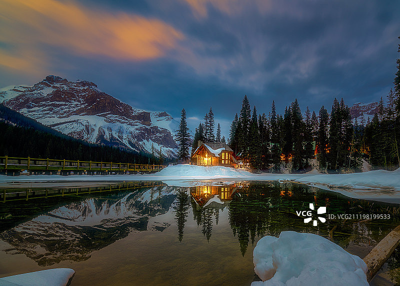 加拿大黄昏中的林中小屋图片素材