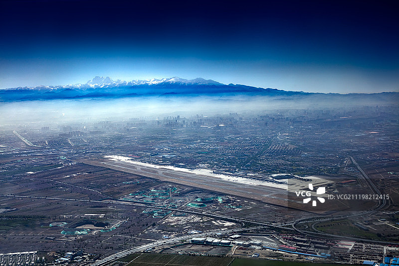 空中俯瞰乌鲁木齐机场图片素材