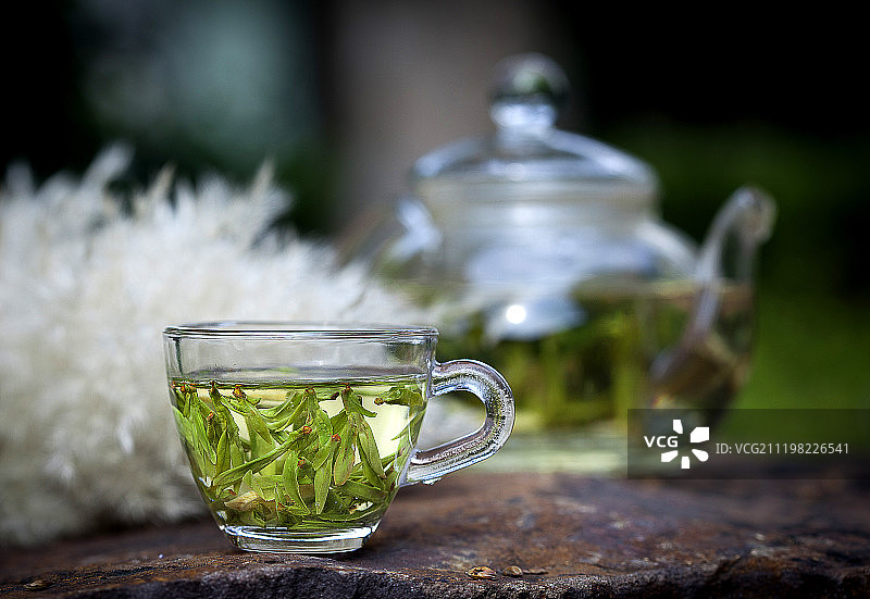 玻璃壶里的茶水图片素材