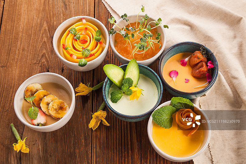 桌上六碗蔬菜水果汁图片素材